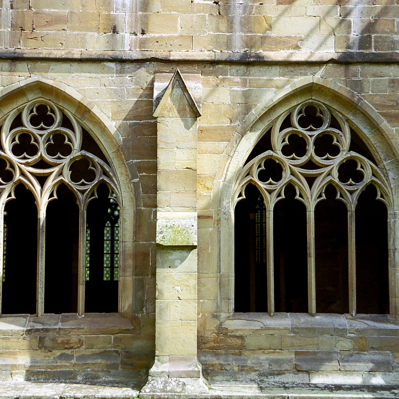 Kloster Maulbronn Baugeschichtlich vereint die ehemalige Abtei verschiedene Stilphasen: von der strengen, eher gedrungenen romanischen Bauweise bis hin zur lichten, in die Höhe...